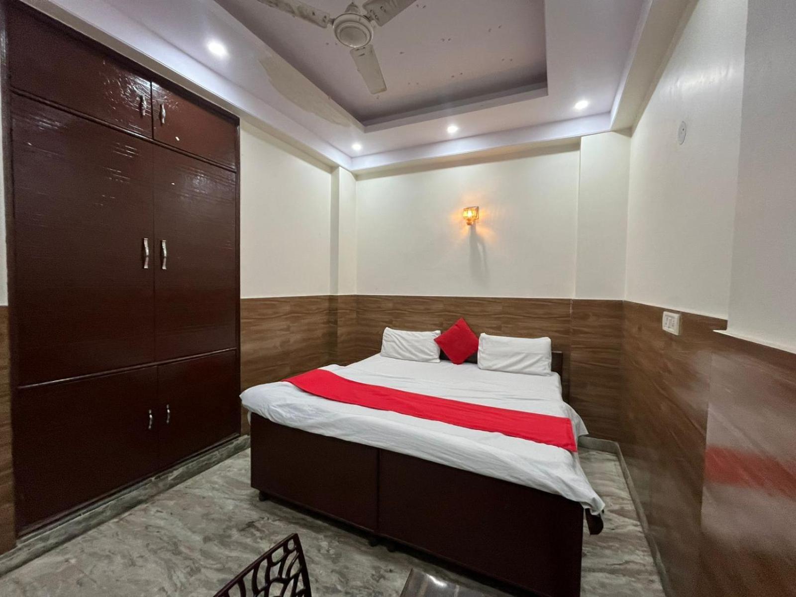 Nitin Palace - Apollo Hospital * New Delhi